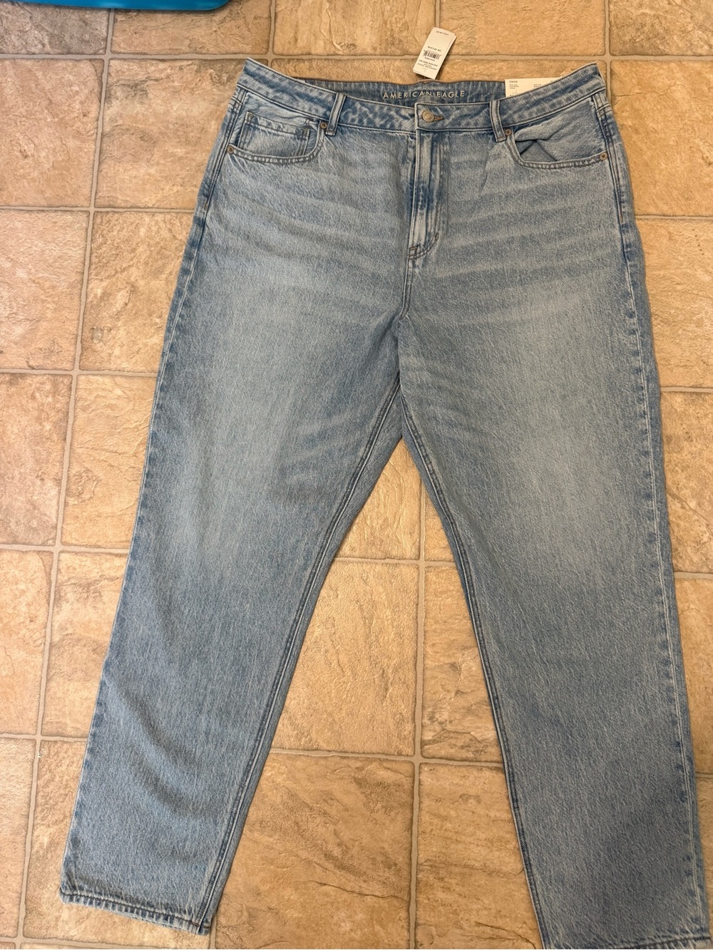 NWT American Eagle Strigid Mom Jeans Size 18 Long Light Wash